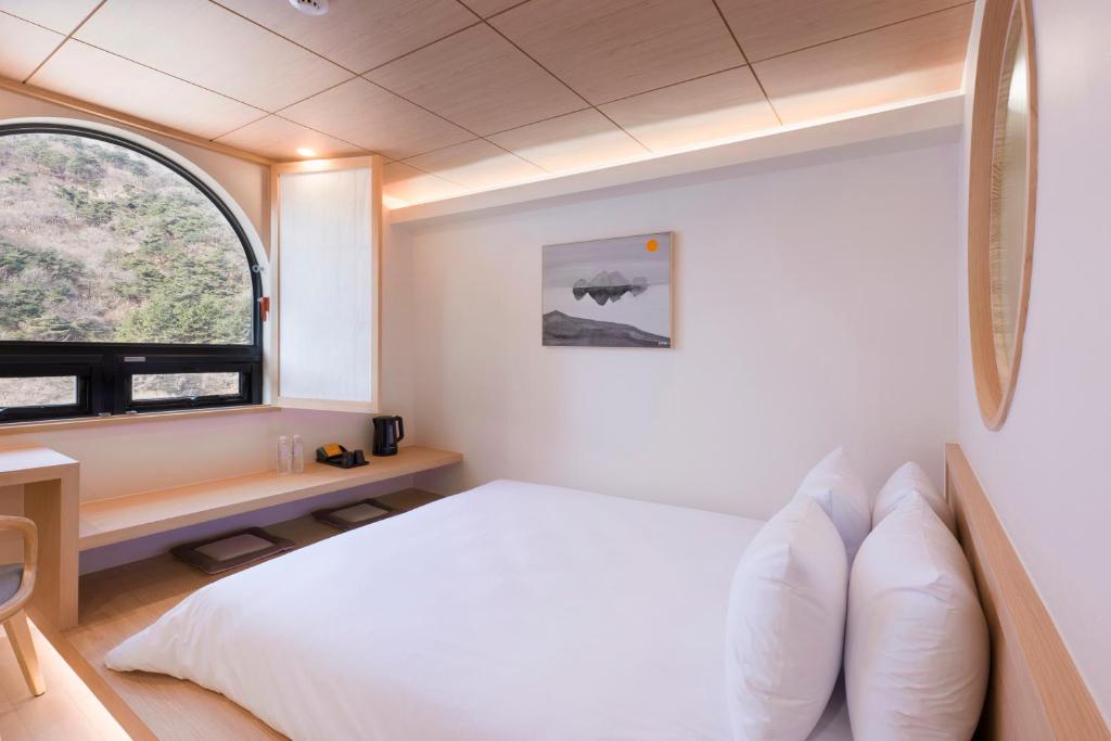 Postel nebo postele na pokoji v ubytování Hotel Yusurim