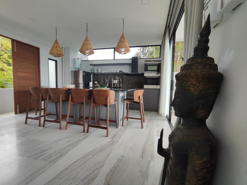 Kuchyň nebo kuchyňský kout v ubytování Serenity Villa piscine privée vue mer !