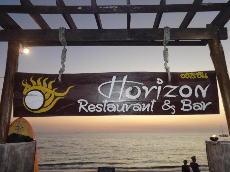 ランタ島にあるHorizon Bungalow Koh-Lantaのビーチにあるタオルレストランとバーの看板
