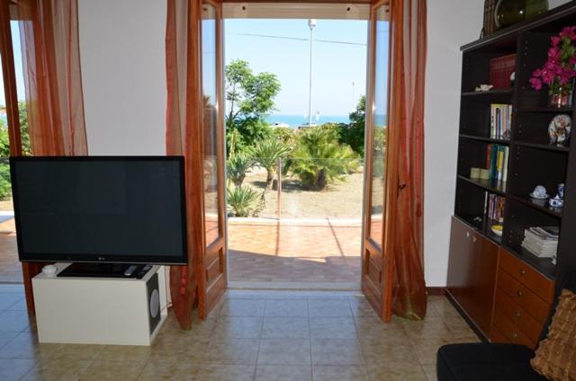 A television and/or entertainment centre at Villa On The Beach Spiaggia Plaia