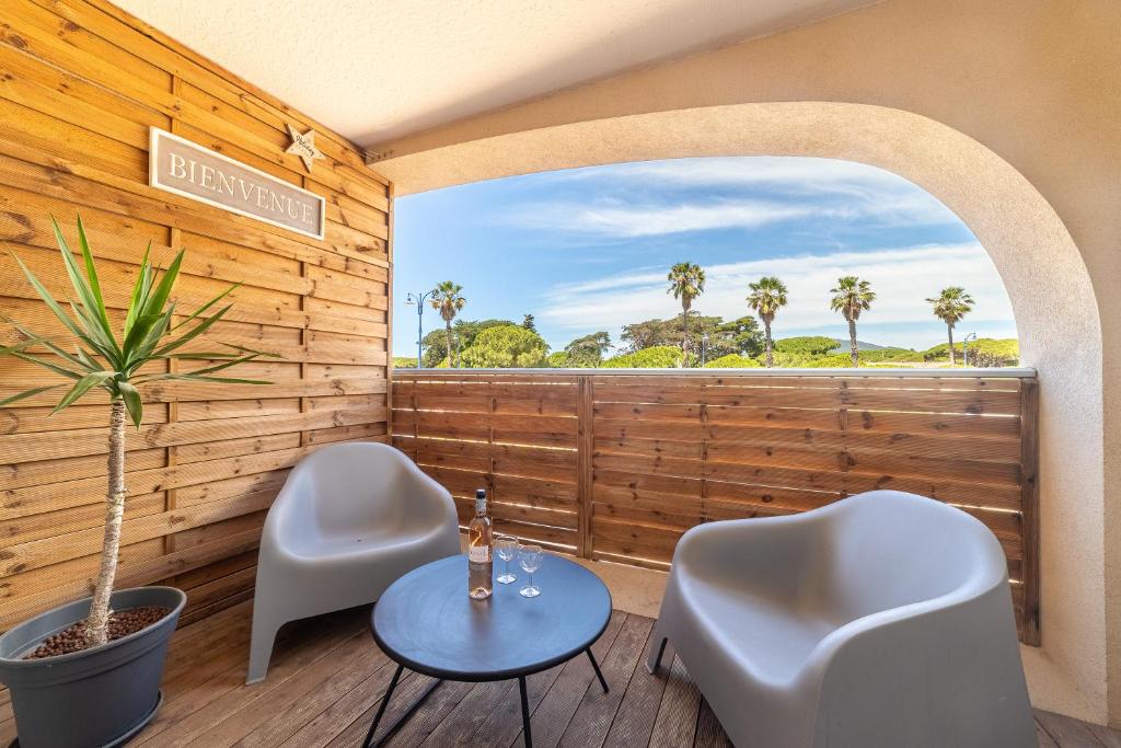 a room with a table and chairs and a window at La Cigale Varoise - Hyères La Plage in Hyères