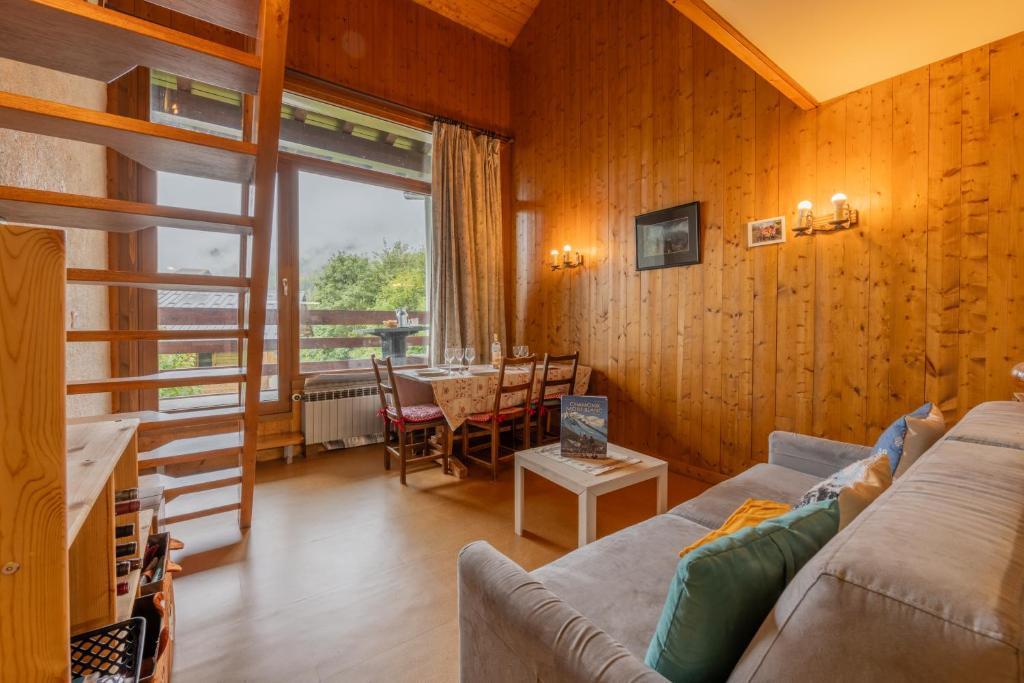 un salon avec un canapé et une table dans l'établissement Rafforts E8 - Happy Rentals, à Chamonix-Mont-Blanc