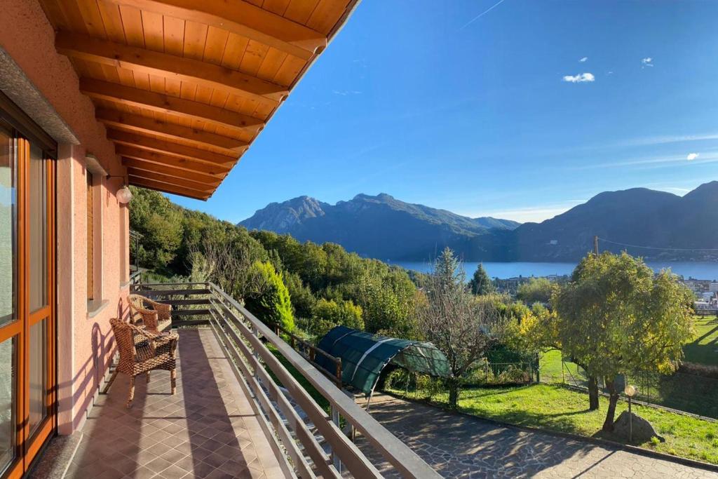 balkon z widokiem na wodę i góry w obiekcie Casa Virginia w mieście Mandello del Lario