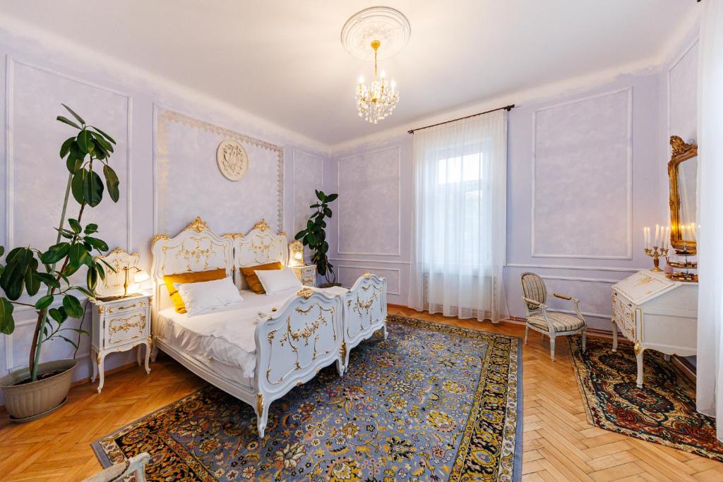 ein Schlafzimmer mit einem Bett und einem Tisch und Stühlen in der Unterkunft SilentCenterChateau in Besenic