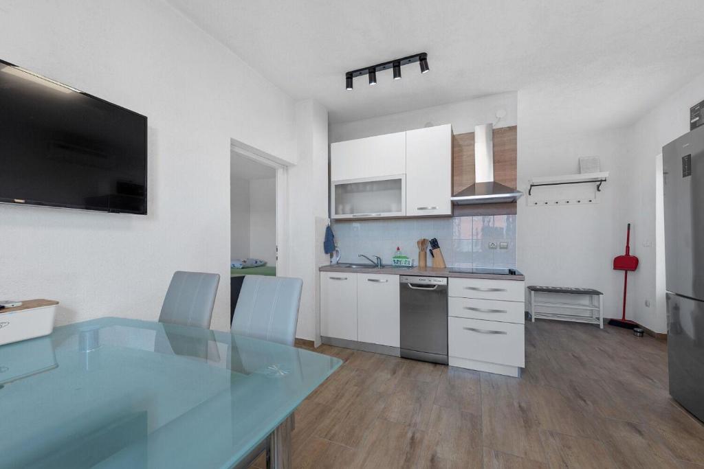 Kuchyň nebo kuchyňský kout v ubytování Apartment Uga2