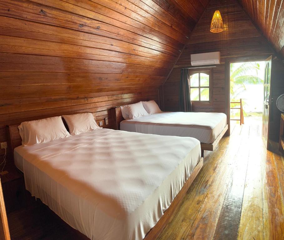 Postel nebo postele na pokoji v ubytování Coco Bungalows