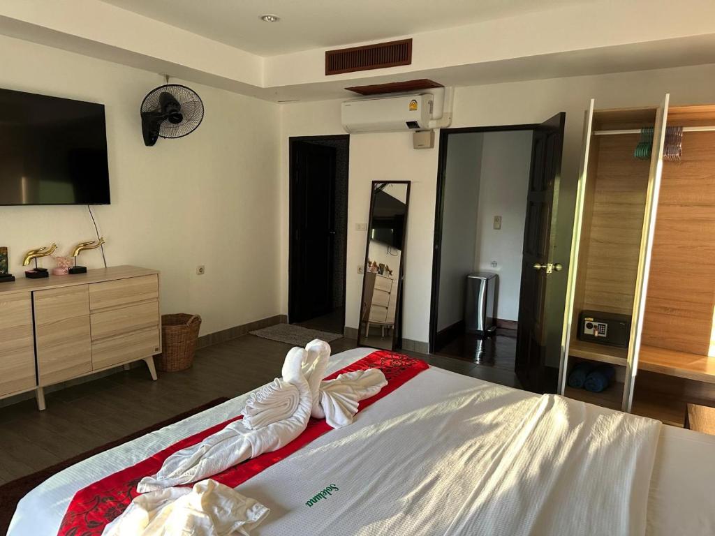 Postel nebo postele na pokoji v ubytování Beverly Hills Villa Patong