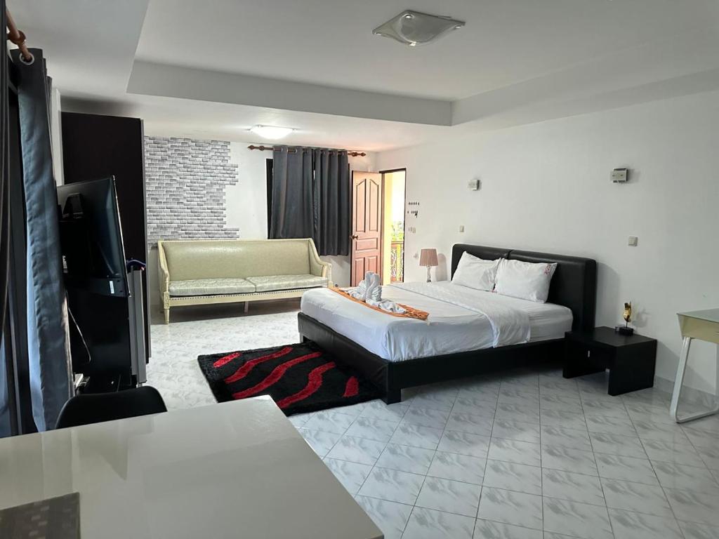 Postel nebo postele na pokoji v ubytování Beverly Hills Villa Patong
