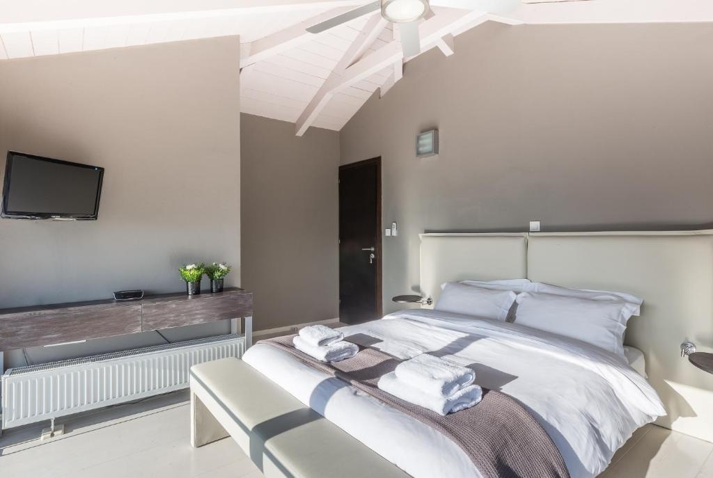 A bed or beds in a room at Deluxe Villa by White Hills Outdoor Hot Tub