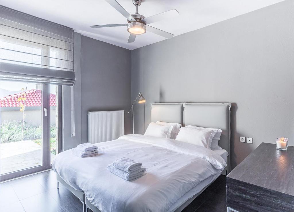 A bed or beds in a room at Deluxe Villa by White Hills Outdoor Hot Tub