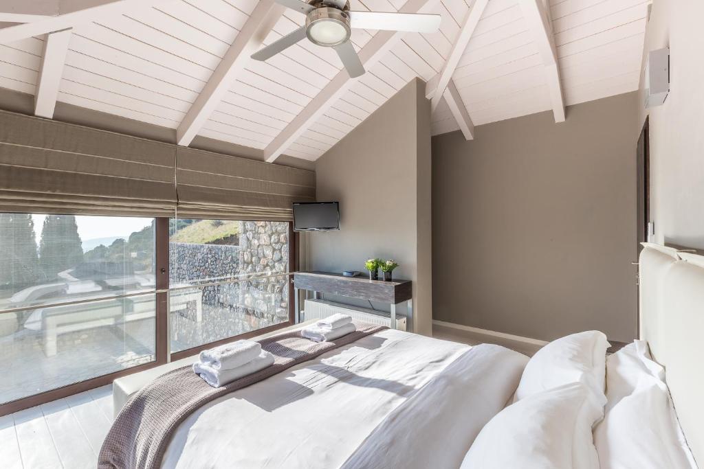 A bed or beds in a room at Deluxe Villa by White Hills Outdoor Hot Tub