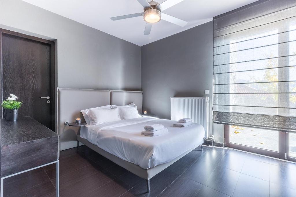 A bed or beds in a room at Deluxe Villa by White Hills Outdoor Hot Tub