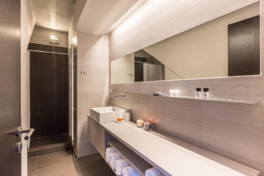 A bathroom at Deluxe Villa by White Hills Outdoor Hot Tub