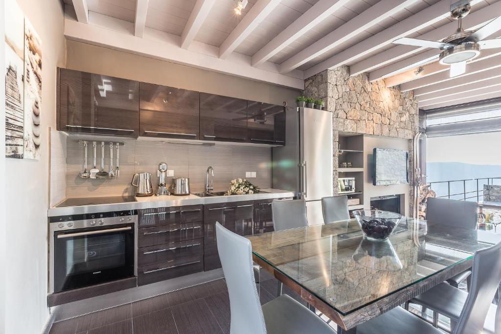 A kitchen or kitchenette at Deluxe Villa by White Hills Outdoor Hot Tub