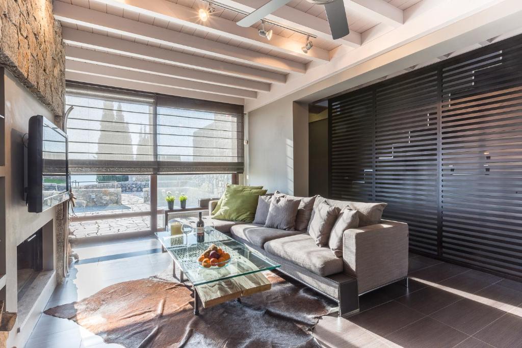 A seating area at Deluxe Villa by White Hills Outdoor Hot Tub