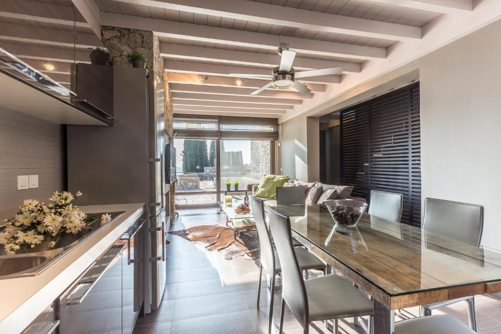 A seating area at Deluxe Villa by White Hills Outdoor Hot Tub