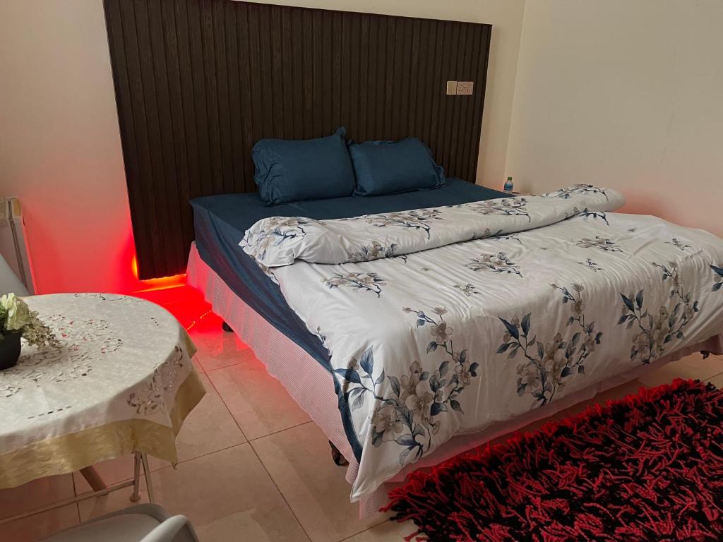 Postel nebo postele na pokoji v ubytování Alhosani property