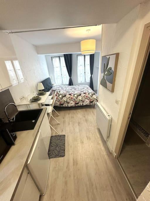 Cette petite chambre comprend un lit et un bureau. dans l'établissement Résidence Champenoise 2, Troyes - France, à Troyes