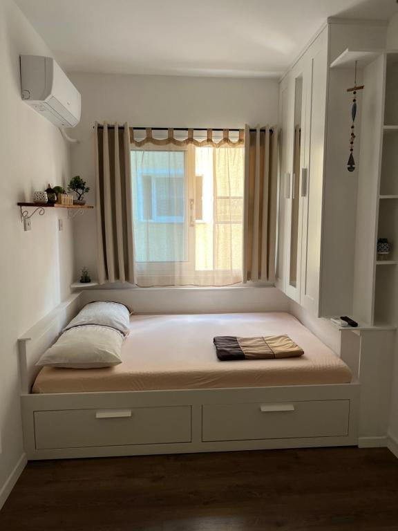 Tempat tidur dalam kamar di Apartment in residential complex with pool