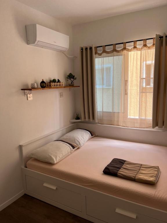 Tempat tidur dalam kamar di Apartment in residential complex with pool