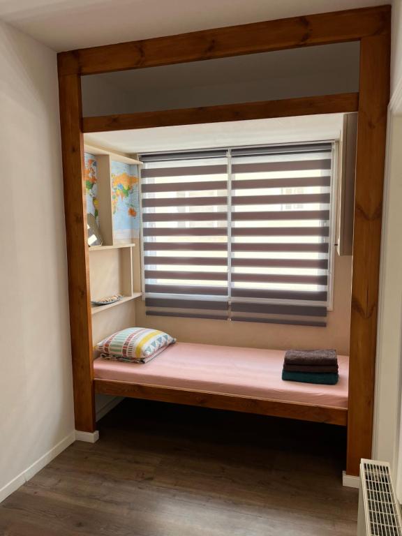Tempat tidur dalam kamar di Apartment in residential complex with pool