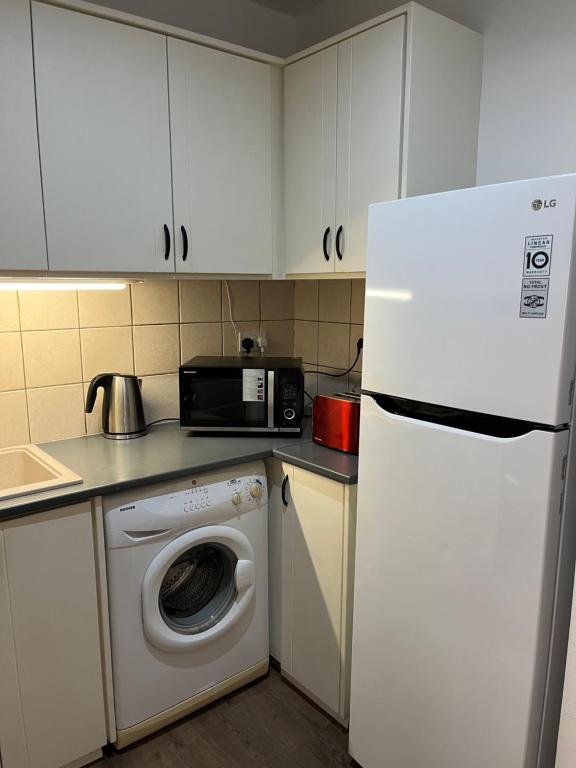 Dapur atau dapur kecil di Apartment in residential complex with pool