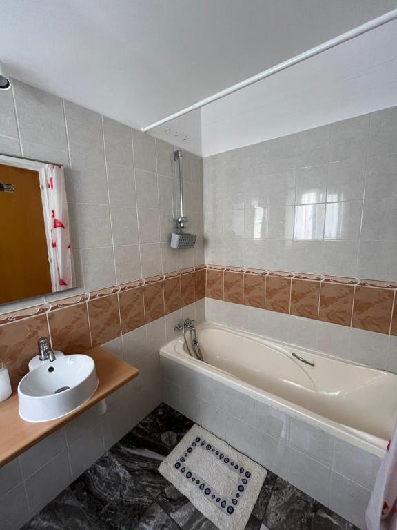 Kamar mandi di Apartment in residential complex with pool
