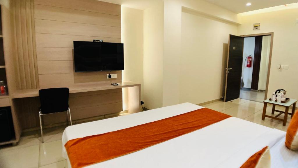 TV a/nebo společenská místnost v ubytování Hotel Ashray Inn Express