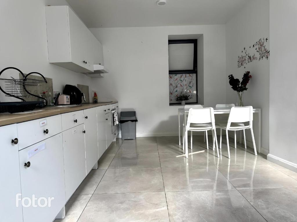 Kuchyň nebo kuchyňský kout v ubytování Leitrim Property Cork