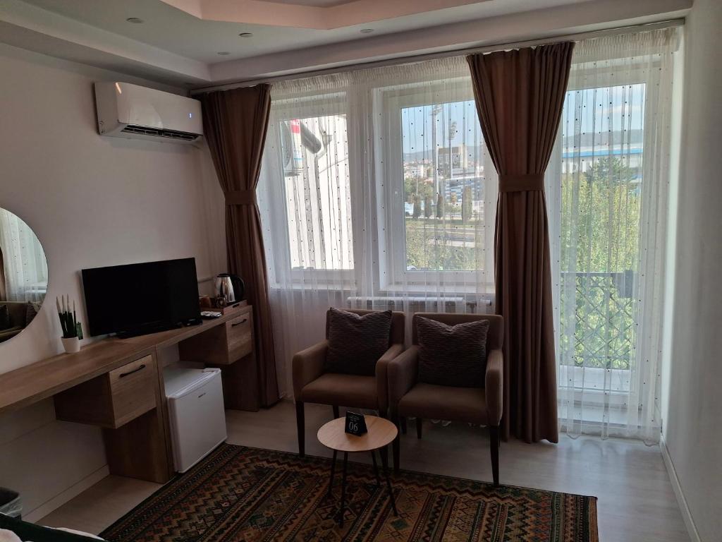 TV a/nebo společenská místnost v ubytování Uniluxury Hotel Prishtina