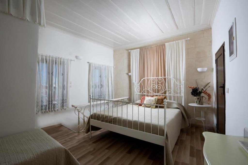 Postel nebo postele na pokoji v ubytování Evdokia Boutique Hotel
