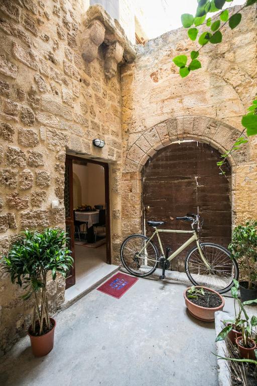 Jízda na kole v ubytování Evdokia Boutique Hotel nebo okolí