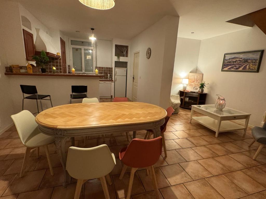 un salon avec une table et des chaises en bois dans l'établissement Provence, à Digne-Les-Bains
