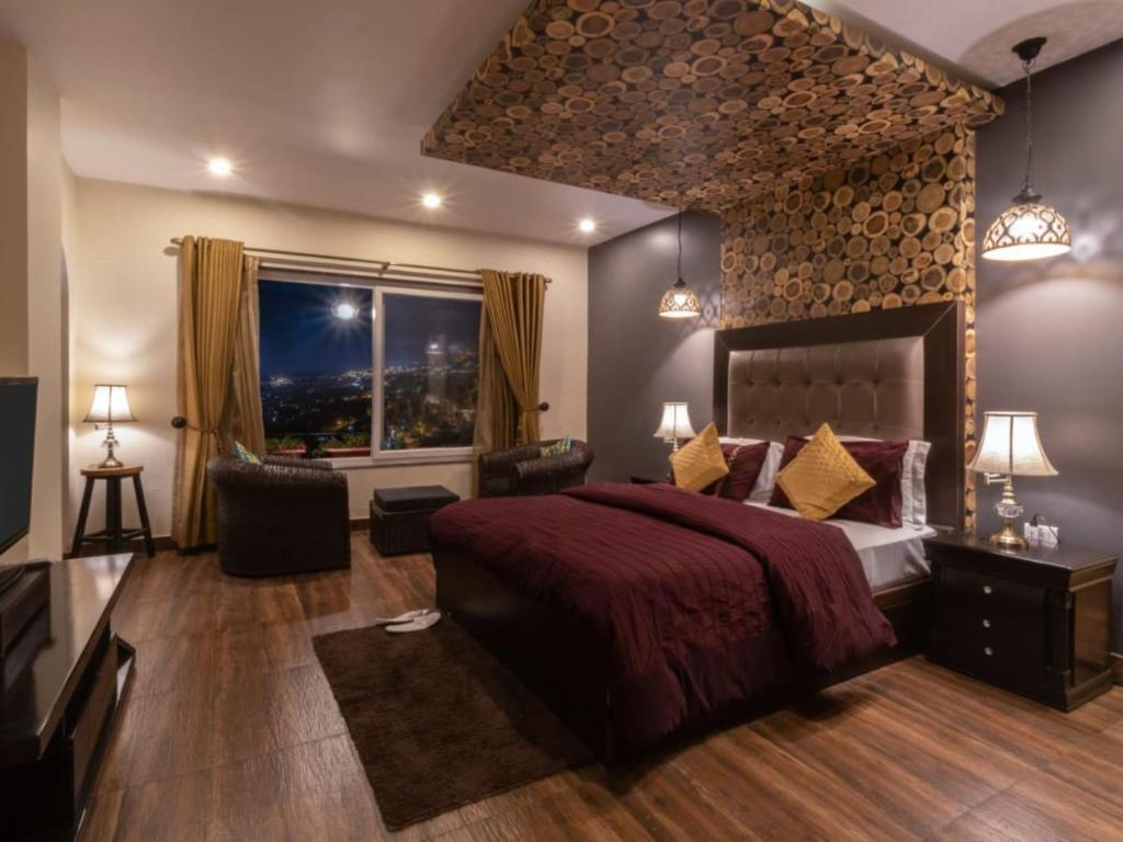 Postel nebo postele na pokoji v ubytování Nirvana Mussoorie