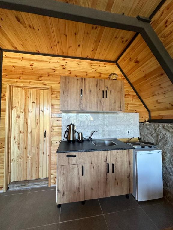 Kuchyň nebo kuchyňský kout v ubytování A-FrameHouse