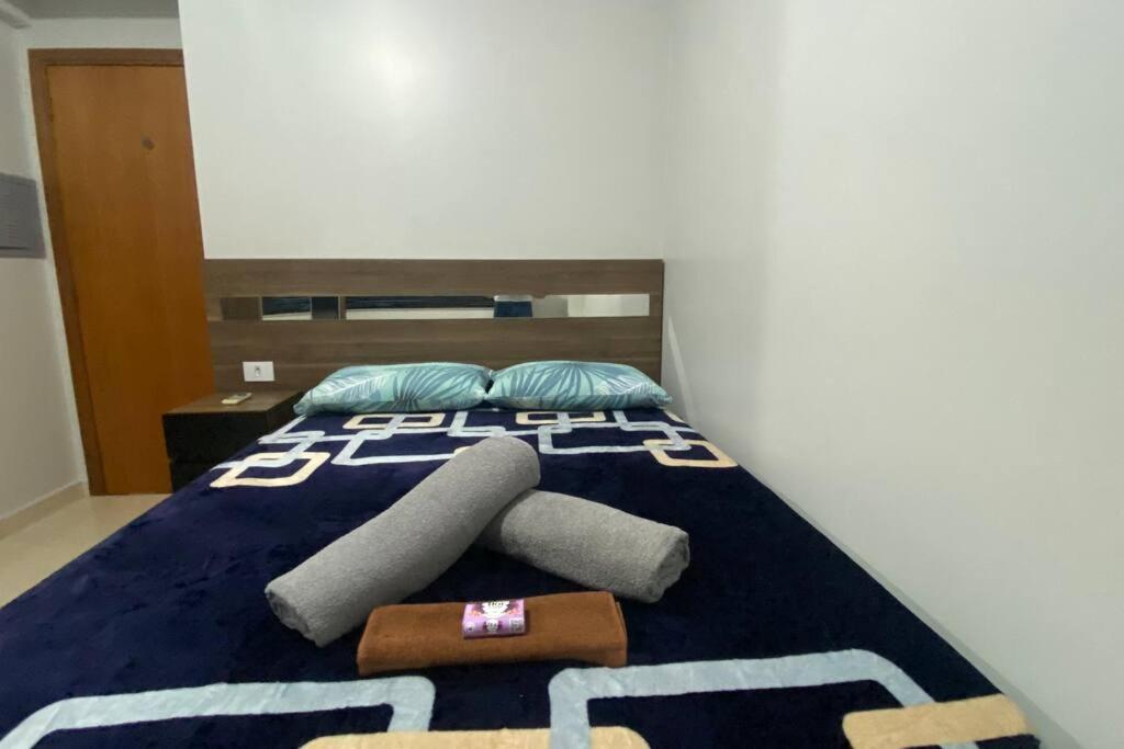 Un ou plusieurs lits dans un hébergement de l'établissement Apartamento Inteiro - 2 Quartos com AC - Wifi 300mb - Cozinha Completa - 1 Vaga de Garagem - TV Smart 50 - Sacada - Indicado para Grupos, Hospedes a Trabalho, Família e Pets