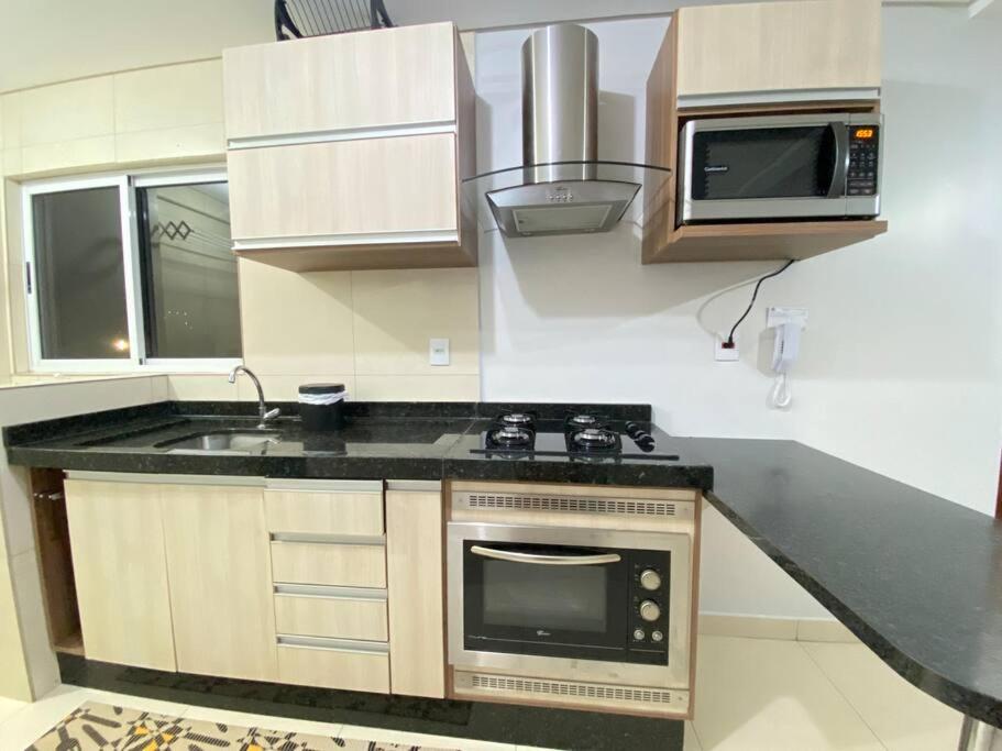Cuisine ou kitchenette dans l'établissement Apartamento Inteiro - 2 Quartos com AC - Wifi 300mb - Cozinha Completa - 1 Vaga de Garagem - TV Smart 50 - Sacada - Indicado para Grupos, Hospedes a Trabalho, Família e Pets
