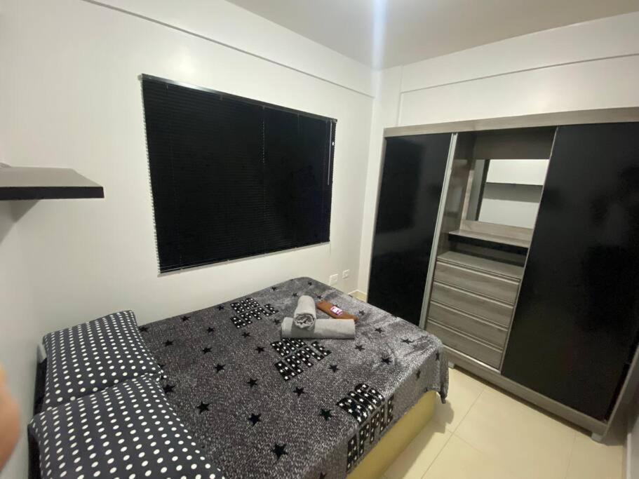 Un ou plusieurs lits dans un hébergement de l'établissement Apartamento Inteiro - 2 Quartos com AC - Wifi 300mb - Cozinha Completa - 1 Vaga de Garagem - TV Smart 50 - Sacada - Indicado para Grupos, Hospedes a Trabalho, Família e Pets