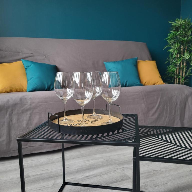 3 verres à vin sur un plateau à table dans le salon dans l'établissement Le Mont de Couppes, à Le Portel