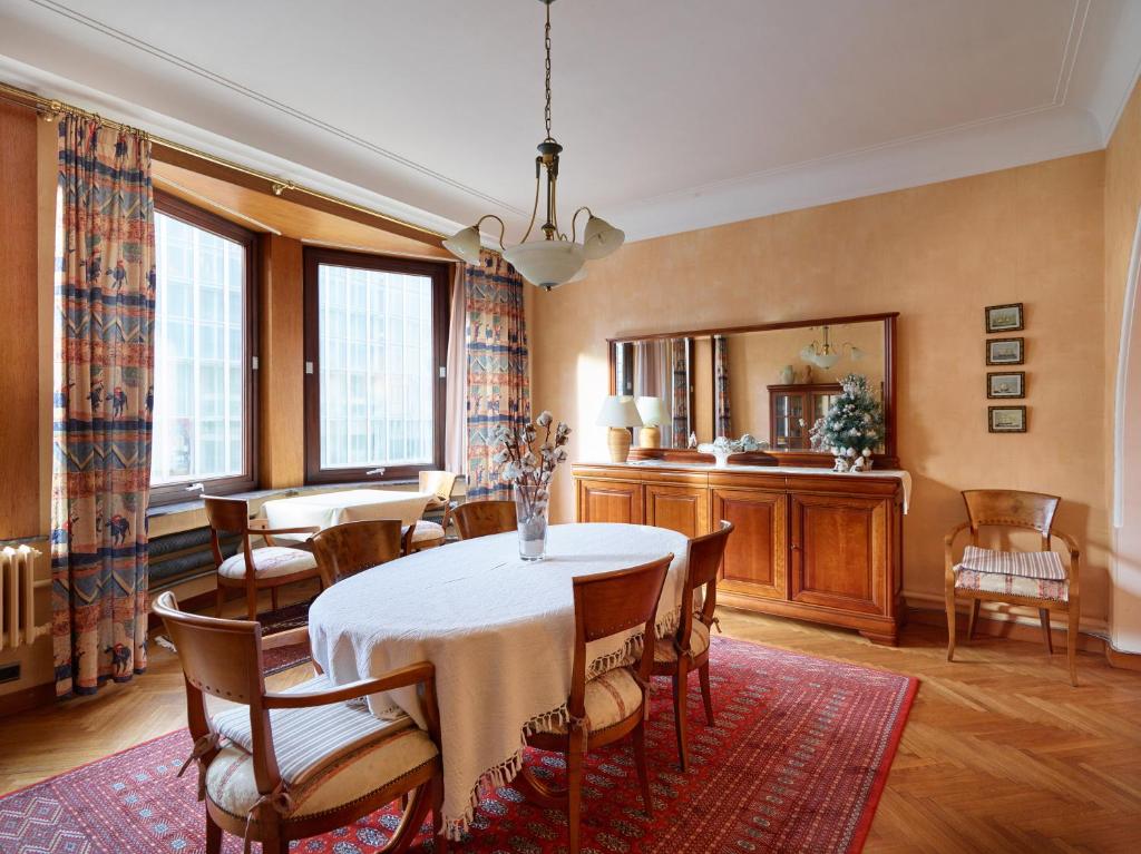 - une salle à manger avec une table et des chaises dans l'établissement Residentie Kursaal, à Ostende
