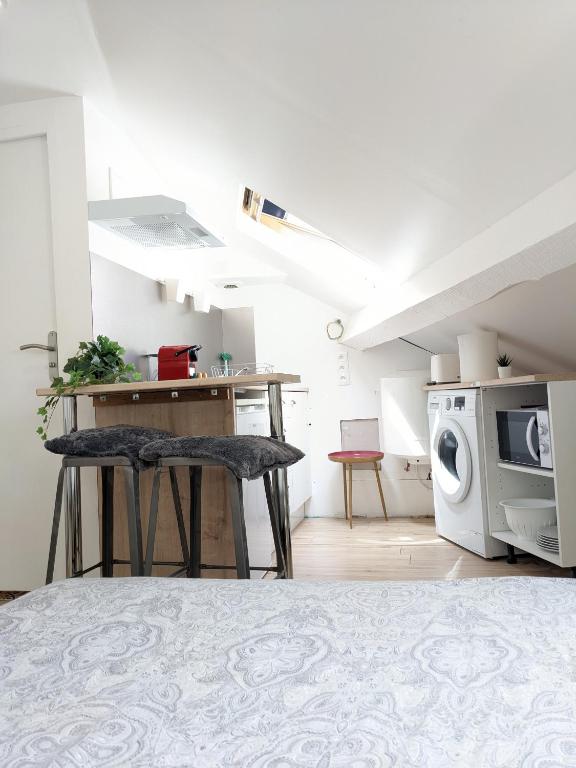 Cette chambre blanche dispose d'un lit et d'un four micro-ondes. dans l'établissement Cosy Lys - 1CH - Centre Bosquet & Clémenceau, à Pau