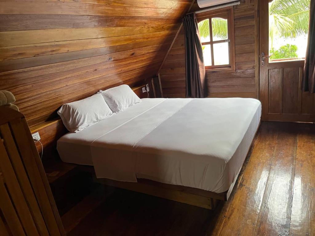 Postel nebo postele na pokoji v ubytování Coco Bungalows