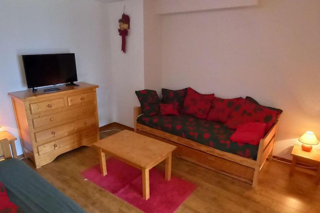 un salon avec un canapé et une télévision dans l'établissement Paradiski proche des pistes vallandry, à Landry