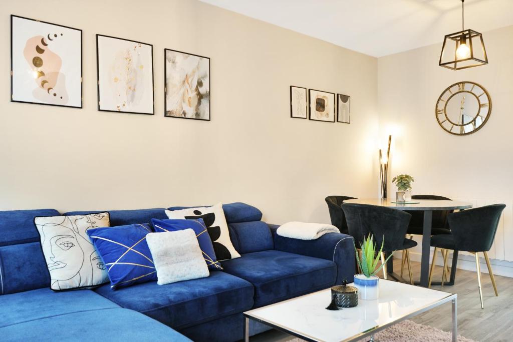 BuckinghamshireにあるStylish 2BR Aylesbury Home, Sleeps 4, Parking, Work, Leisure, Friendlyの青いソファとテーブルのあるリビングルーム