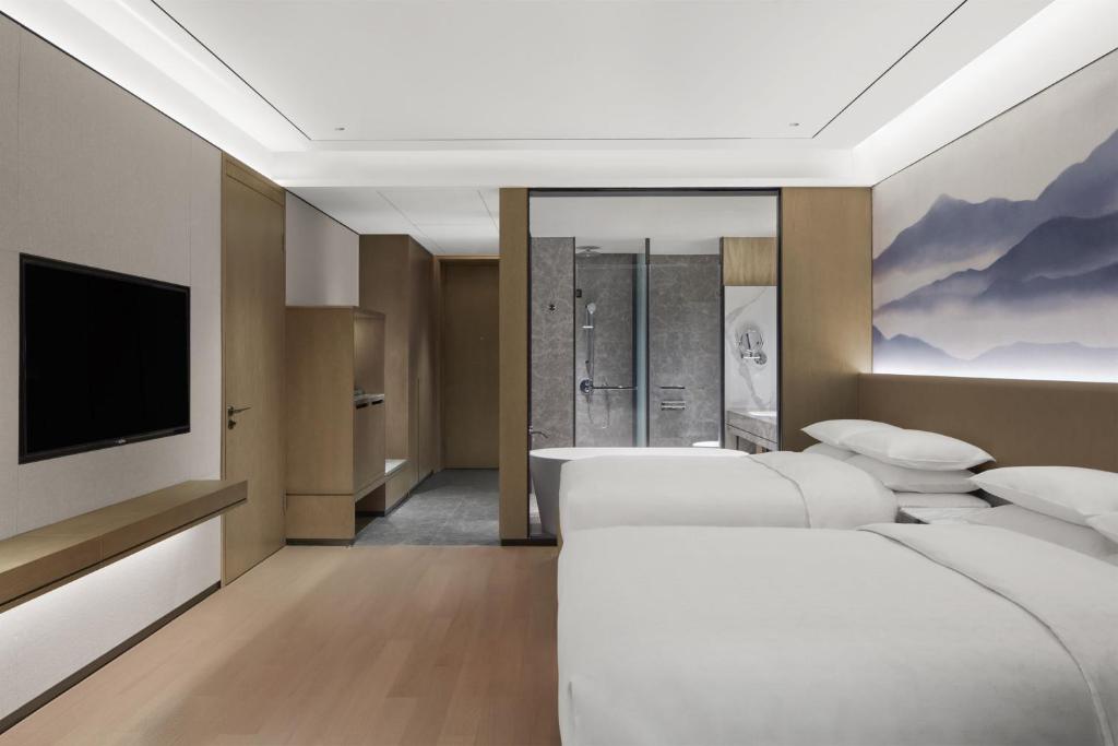 Postel nebo postele na pokoji v ubytování Sheraton Fuqing Hotel