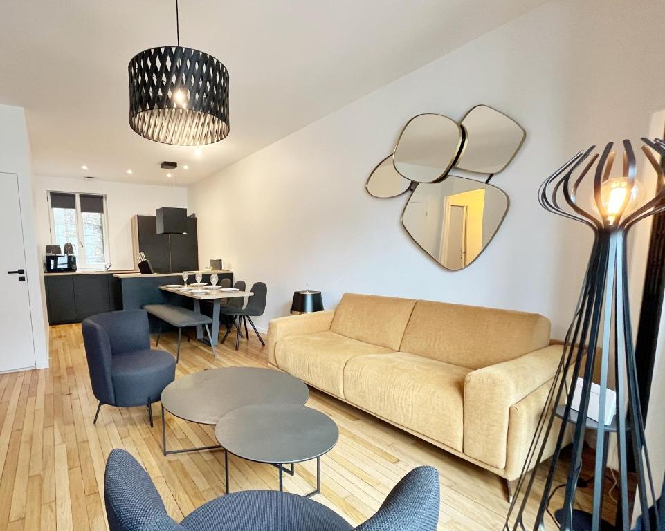 un salon avec un canapé et une table dans l'établissement Le Albert Deauville, à Deauville