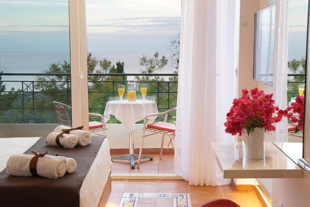 A seating area at Felix Residence