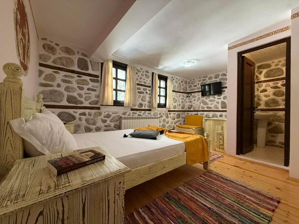 Postel nebo postele na pokoji v ubytování Villa Melnik SPA Residence by BookVillaBG