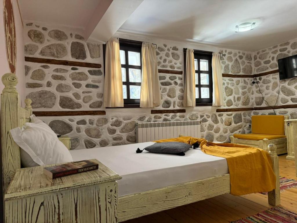 Postel nebo postele na pokoji v ubytování Villa Melnik SPA Residence by BookVillaBG