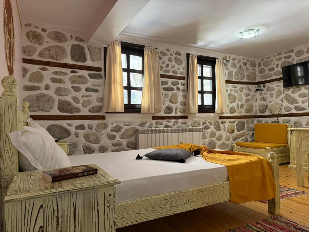 Postel nebo postele na pokoji v ubytování Villa Melnik SPA Residence by BookVillaBG
